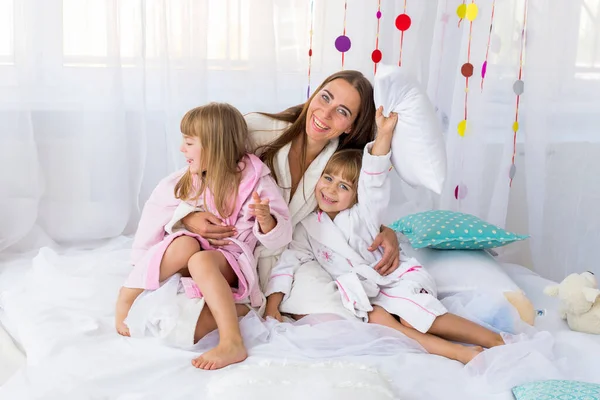 Mujer Joven Jugando Cama Con Las Dos Hijas Casa Quedarse — Foto de Stock