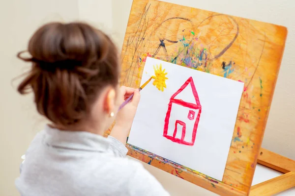 Kind Zeichnet Haus Mit Aquarellen Auf Staffelei — Stockfoto