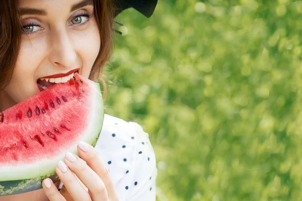 Hezká Dívka Černém Klobouku Plátek Sladkého Melounu Přírodě Mladá Žena — Stock fotografie