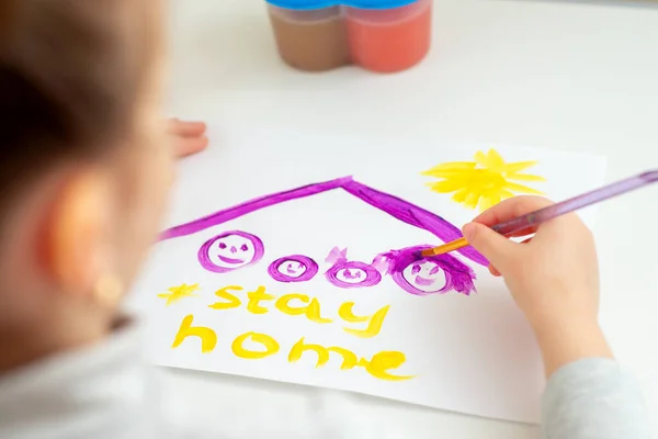 Kind Zeichnet Familie Unter Dach Mit Worten Bleib Hause Auf — Stockfoto