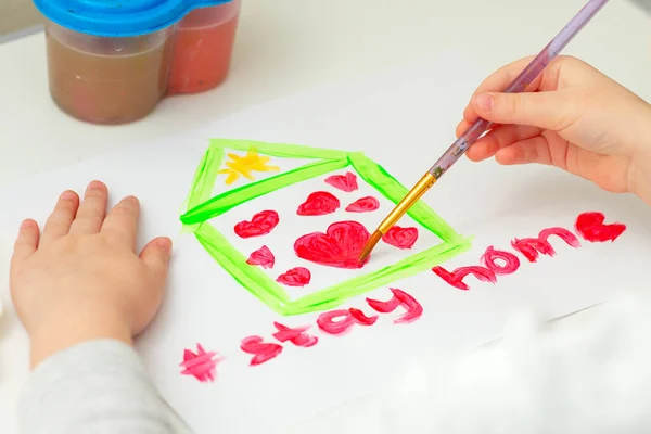 Bambino Sta Disegnando Cuore All Interno Della Casa Foglio Bianco — Foto Stock