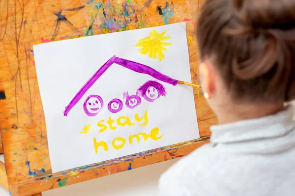 Little Mädchen Zeichnet Familie Unter Ein Dach Mit Den Worten — Stockfoto