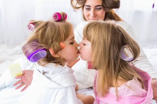 Dos Hijas Besan Con Rulos Pelo Mientras Mamá Las Mira — Foto de Stock