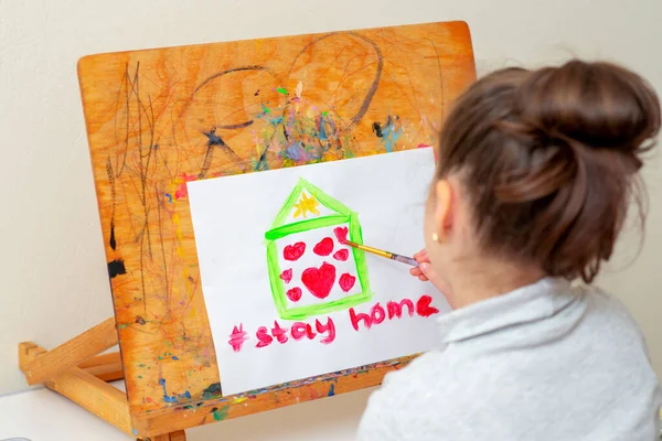 Концепция Stay Home Ребенок Рисует Дом Красными Сердцами Листе Бумаги — стоковое фото