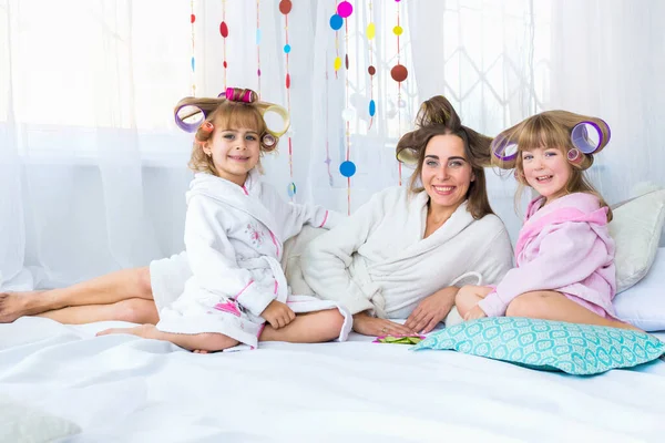 Mujer Joven Acostada Cama Con Las Dos Hijas Rizadores Pelo — Foto de Stock