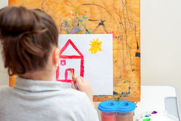 Kind Zeichnet Haus Mit Aquarellen Auf Staffelei — Stockfoto