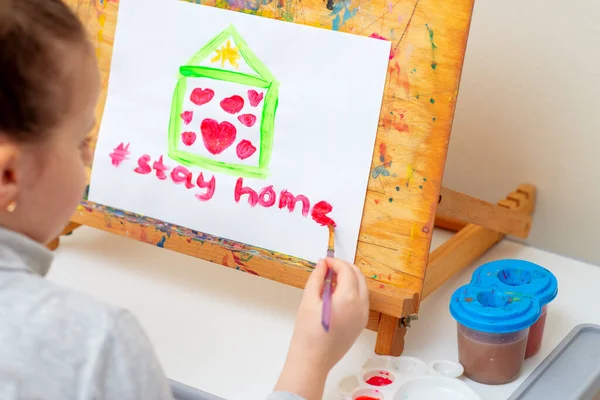 Kind Schreibt Worte Mit Roter Aquarellfarbe Unter Ein Gemaltes Haus — Stockfoto