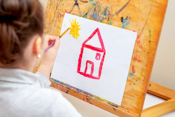 Enfant Dessine Maison Avec Aquarelles Sur Chevalet — Photo