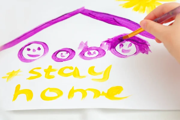 Ребенок Рисует Семью Крышей Словами Оставайся Дома Листе Бумаги Детское — стоковое фото