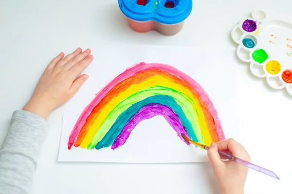 Vista Superior Niño Está Dibujando Arco Iris Con Acuarelas Hoja — Foto de Stock