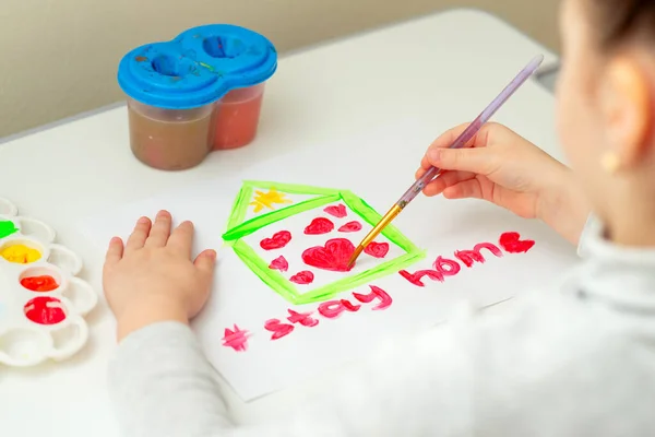 Ребенок Рисует Сердце Внутри Дома Белом Листе Бумаги Словами Оставайся — стоковое фото