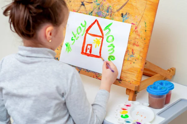 Dziecko Rysuje Czerwony Dom Akwarelami Napisem Nad Domem Zostań Domu — Zdjęcie stockowe