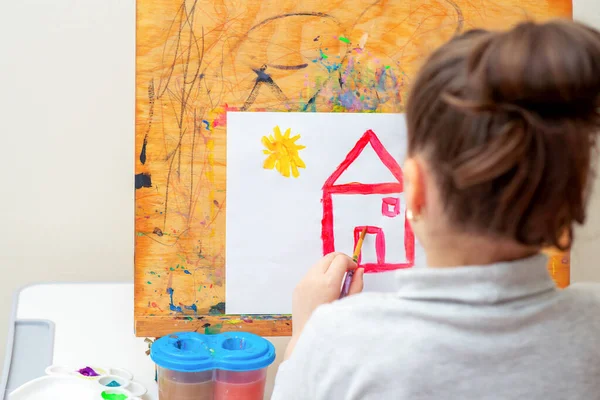 Kind Zeichnet Haus Mit Aquarellen Auf Staffelei — Stockfoto