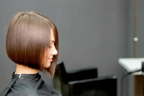 Mulher Com Penteado Curto Salão Cabeleireiro Com Espaço Cópia — Fotografia de Stock