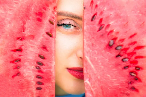 Närbild Ansikte Ung Kvinna Kikar Mellan Två Skivor Vattenmelon — Stockfoto