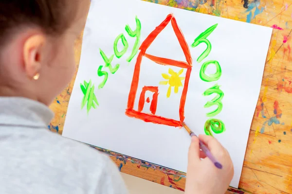 Kind Zeichnet Rotes Haus Auf Aquarell Mit Einem Geschriebenen Satz — Stockfoto