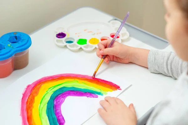 Bambino Sta Disegnando Arcobaleno Con Acquerelli Sul Foglio Carta Concetto — Foto Stock