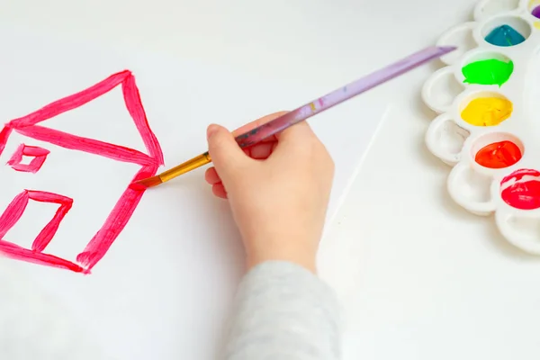 Kind Zeichnet Rotes Haus Mit Aquarellen Auf Das Weiße Blatt — Stockfoto