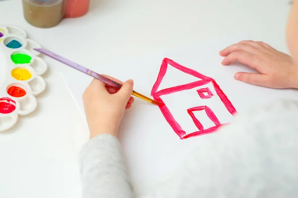 Bambino Sta Disegnando Casa Rossa Con Acquerelli Sul Foglio Bianco — Foto Stock