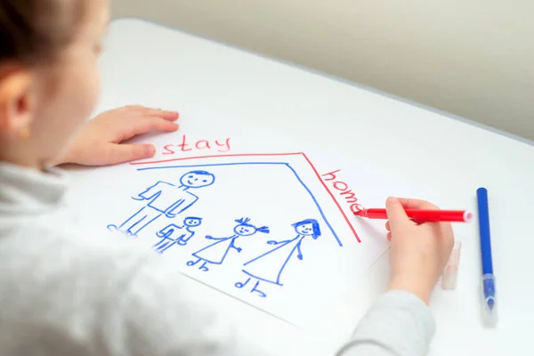 孩子在写着话 呆在家里 在家里用白纸写着幸福的家人 — 图库照片