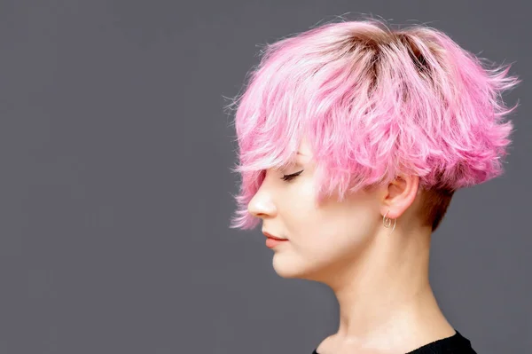 Frau Mit Pinkfarbener Frisur Auf Grauem Hintergrund Seitenansicht Mit Kopierraum — Stockfoto