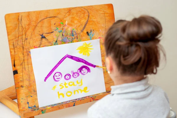 Маленькая Девочка Рисует Семью Крышей Словами Оставайся Дома Мольберте — стоковое фото
