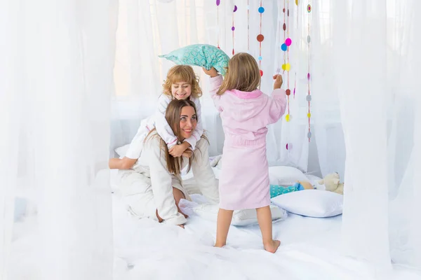 Mujer Joven Divertirse Con Los Niños Jugando Con Almohadas Cama — Foto de Stock