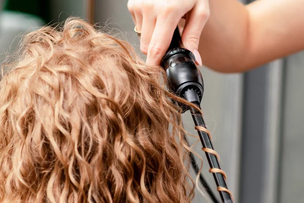 Friseurhände Kräuseln Damenhaare Mit Lockenstab Salon — Stockfoto