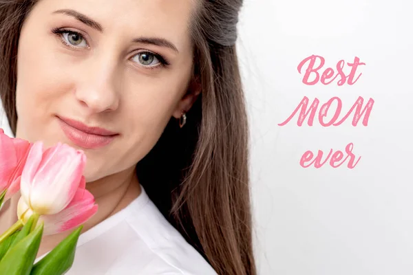 Портрет Красивой Улыбающейся Женщины Розовыми Тюльпанами Белом Фоне Текстом Best — стоковое фото