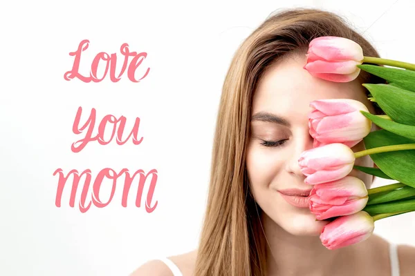 Kocham Cię Mama Różowy Znak Tekstowy Miła Kobieta Różowymi Tulipanami — Zdjęcie stockowe