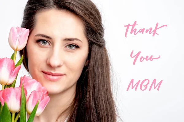 Красивая Молодая Женщина Розовыми Тюльпанами Белом Фоне Текстом Спасибо Мама — стоковое фото