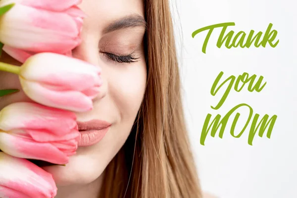 Media Cara Hermosa Mujer Sonriente Con Tulipanes Rosados Sobre Fondo —  Fotos de Stock