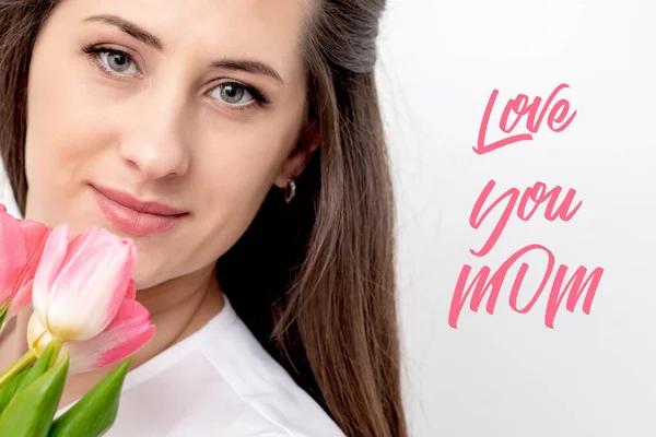 Love You Mama Różowy Tekst Młoda Kobieta Różowymi Tulipany Białym — Zdjęcie stockowe
