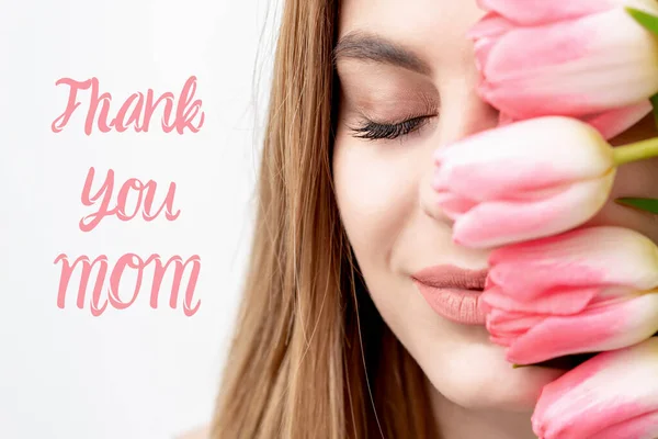Mujer Joven Sonriente Con Tulipanes Rosados Ojos Cerrados Sobre Fondo —  Fotos de Stock