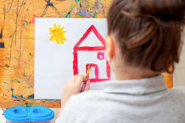 Kind Zeichnet Haus Mit Aquarellen Auf Staffelei — Stockfoto