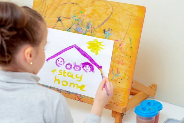 Ребенок Рисует Семейный Эскиз Крышей Слова Будь Дома Акварелью Белом — стоковое фото