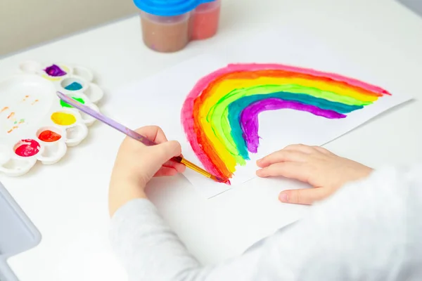 Großaufnahme Einer Kinderhand Die Einen Regenbogen Auf Das Weiße Papier — Stockfoto