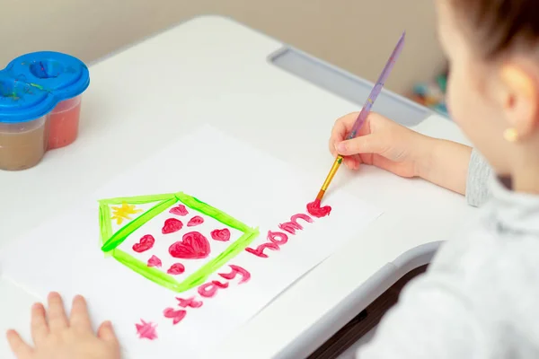 Ребенок Рисует Слова Остаться Дома Окрашенным Домом Красными Сердцами Акварелью — стоковое фото