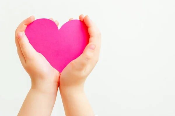 Κοντινό Πλάνο Των Χεριών Του Παιδιού Κρατώντας Χαρτί Ροζ Καρδιά — Φωτογραφία Αρχείου