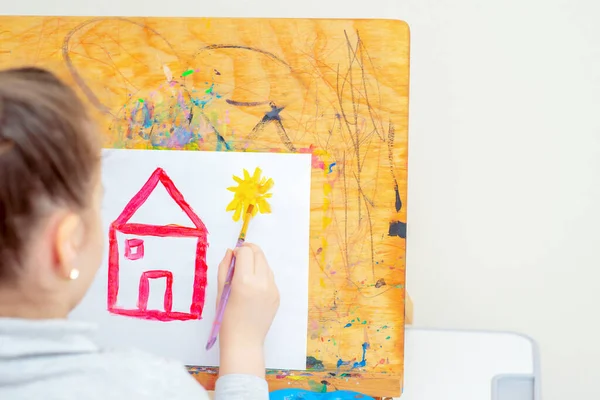 Kind Zeichnet Während Der Ausbildung Hause Gelbe Sonne Mit Rotem — Stockfoto