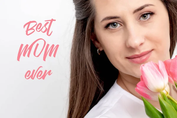 Portret Młodej Kobiety Różowymi Tulipanami Białym Tle Tekst Najlepsza Mama — Zdjęcie stockowe