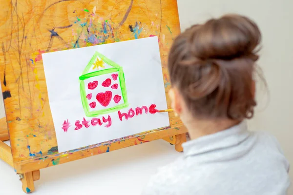 Ребенок Рисует Зеленый Дом Красными Сердцами Словами Оставайтесь Дома Листе — стоковое фото