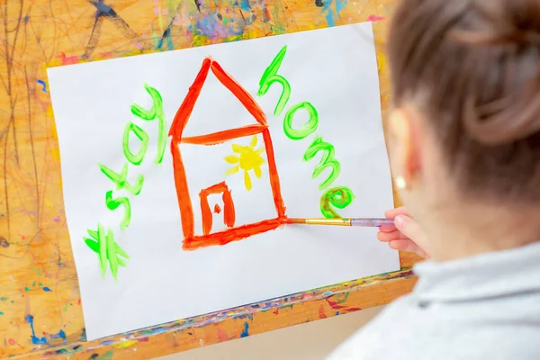 Kleines Mädchen Zeichnet Rotes Haus Mit Den Worten Stay Home — Stockfoto