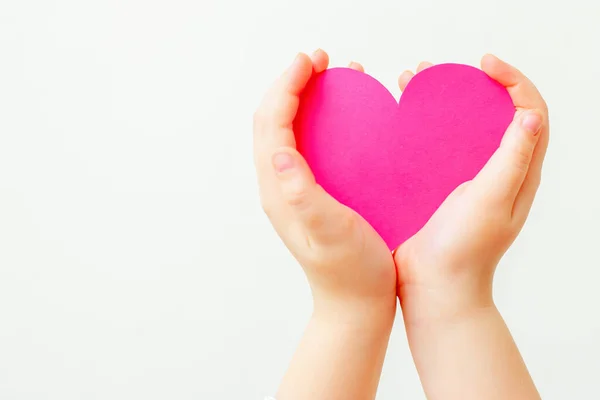 Κλείσιμο Των Χεριών Του Παιδιού Κρατώντας Ροζ Καρδιά Χαρτί Λευκό — Φωτογραφία Αρχείου