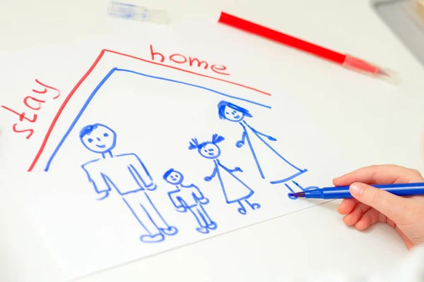 Enfant Dessine Une Famille Heureuse Avec Des Mots Stay Home — Photo