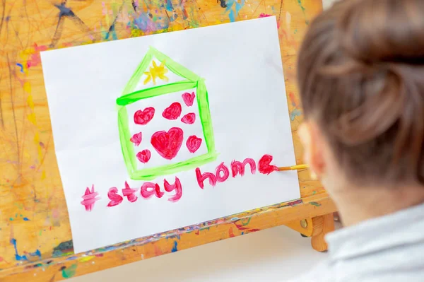 Рука Ребенка Рисует Зеленый Дом Красными Сердцами Словами Оставайтесь Дома — стоковое фото