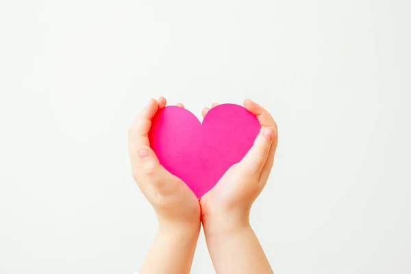 Χαρτί Ροζ Καρδιά Στα Χέρια Του Παιδιού Λευκό Φόντο Έννοια — Φωτογραφία Αρχείου