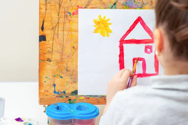 Kind Zeichnet Haus Mit Aquarellen Auf Staffelei — Stockfoto