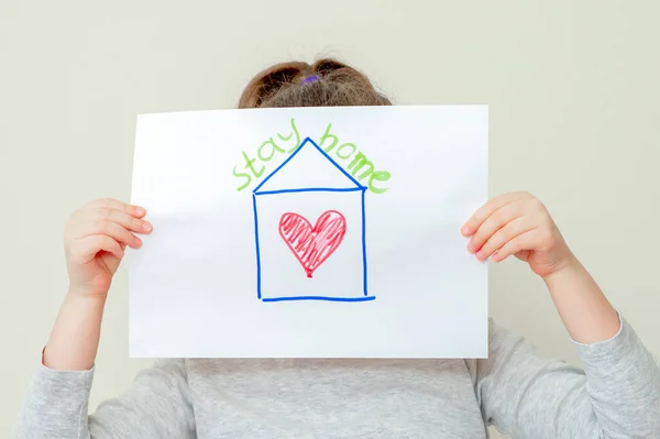 Großaufnahme Von Kinderhänden Die Ein Bild Von Rotem Haus Mit — Stockfoto