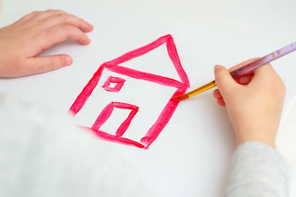 Großaufnahme Von Kinderhänden Die Rotes Haus Auf Weißem Papier Zeichnen — Stockfoto